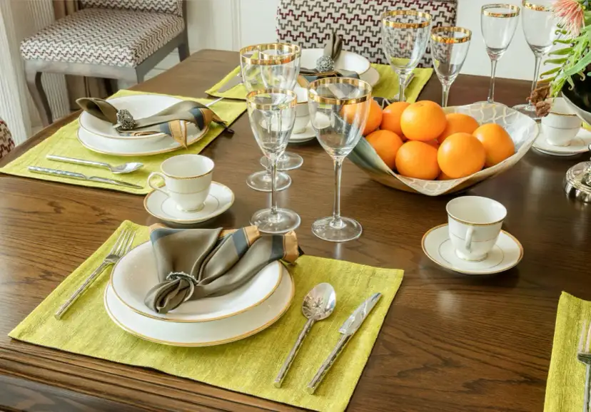 Jak nakryć stół dla gości, by zachwycić ich elegancją i stylem