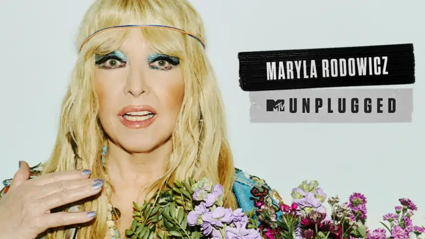 Maryla Rodowicz w stylu boho, z bukietem kwiatów. Obok napis "Maryla Rodowicz MTV Unplugged". Zastanawiasz się, ile trwa koncert Maryli Rodowicz?