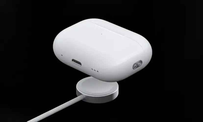 Białe etui AirPods na ładowarce bezprzewodowej.