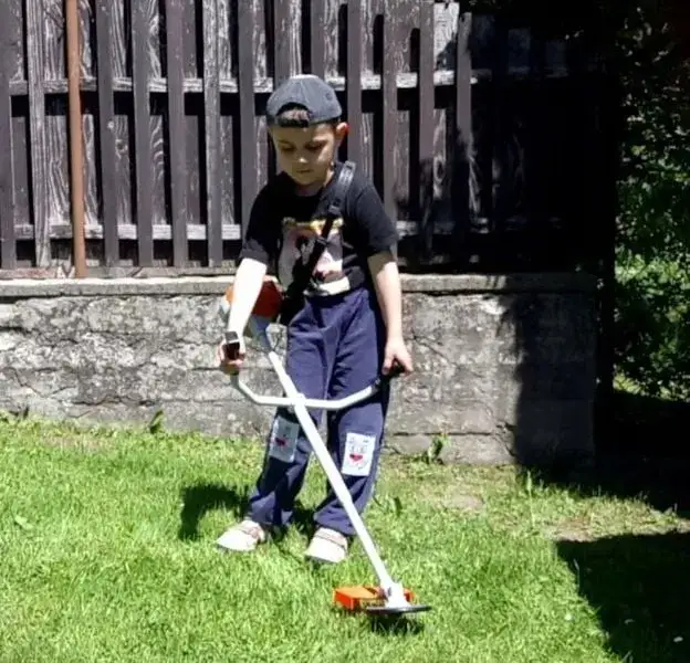 Kosa zabawka – idealna zabawa na świeżym powietrzu dla dzieci