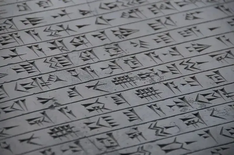 Kiedy powstało pismo klinowe? Historia, która zaskakuje i fascynuje