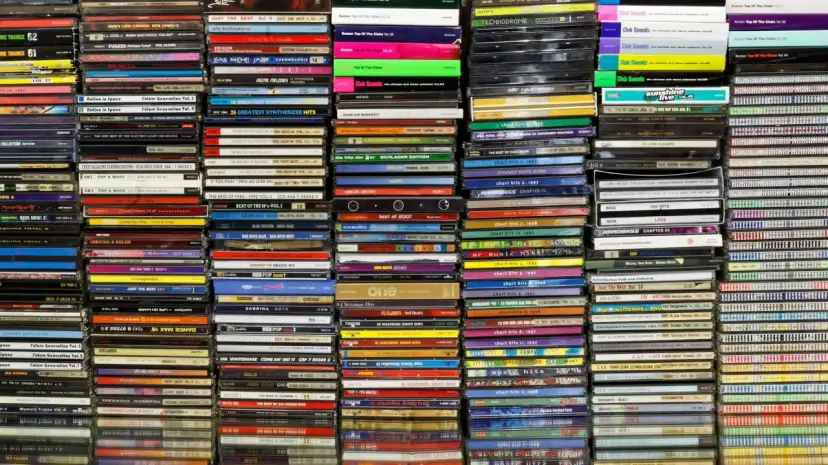 Najważniejsze płyty w historii muzyki: stosy CD z hitami disco, dance, pop i rocka.