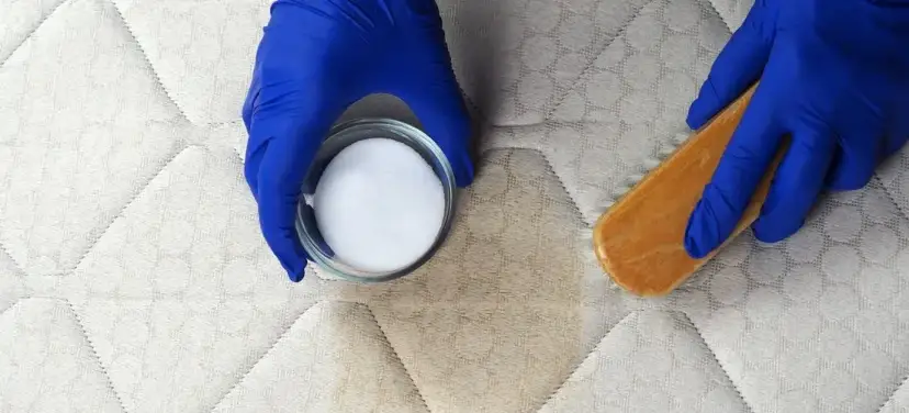 Jak wyczyścić materac z żółtych plam i pozbyć się nieprzyjemnych zapachów