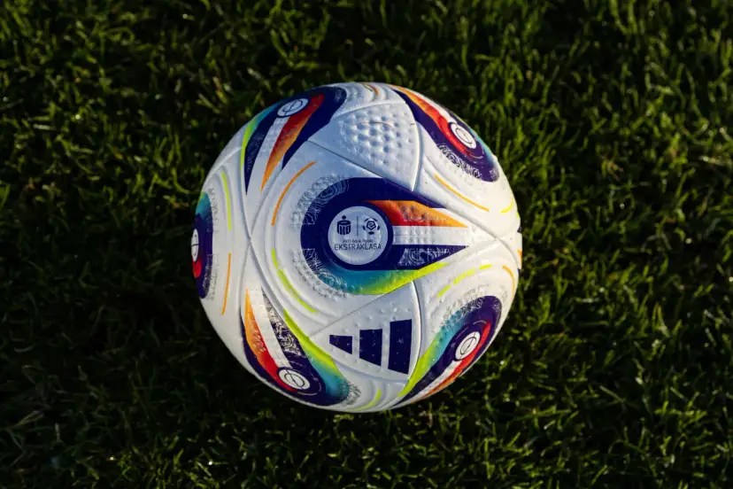 Piłka PKO Bank Polski Ekstraklasy leży na trawie. Zostało jeszcze kilka kolejek do końca sezonu.