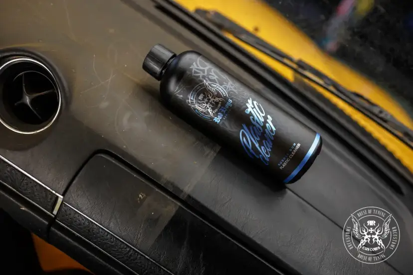 Plastiki w samochodzie: czym myć, by lśniły jak nowe?