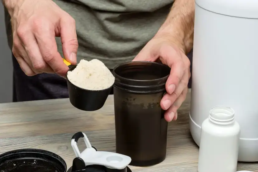 Przygotowanie suplementu. Zastanawiasz się, ile czasu przed treningiem brać cytrulinę? Oto porcja proszku do shakera.