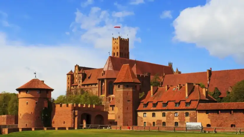 Potężny zamek w Malborku, którego budowa rozpoczęła się w XIII wieku, góruje nad okolicą.