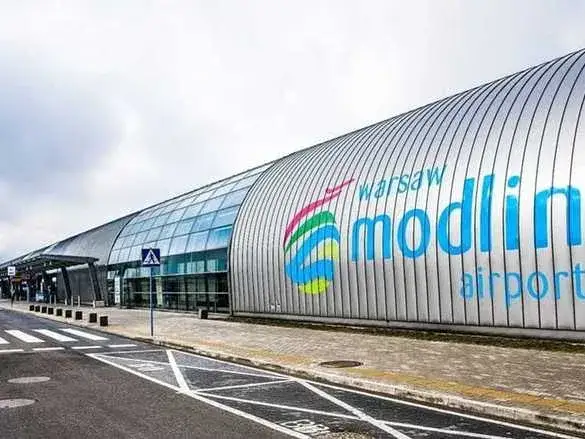 Lotnisko Modlin: Gdzie zostawić samochód i uniknąć wysokich kosztów?