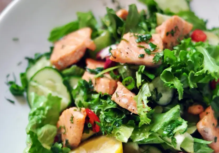 Jaki sos do łososia? Przepisy na idealną sałatkę!