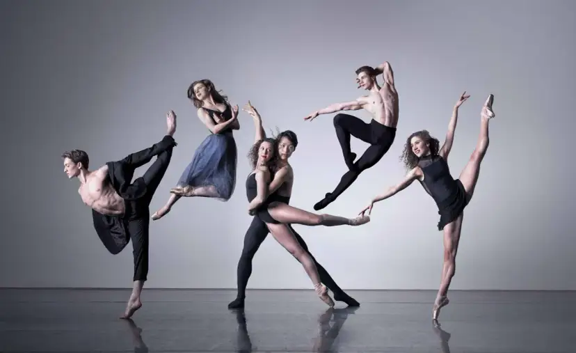 Tancerze w dynamicznych pozach, prezentujący różne rodzaje tańca solo. Wśród nich baletnica w powietrzu i mężczyzna w skoku.