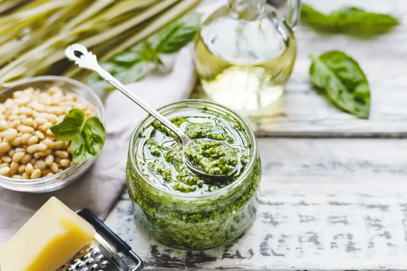 Pesto, z czego jest? Bazylia, orzeszki piniowe, parmezan, czosnek i oliwa tworzą ten aromatyczny sos.