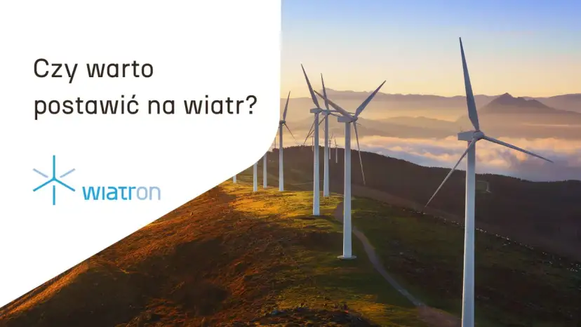 Rząd białych wiatraków turbinowych na wzgórzu o zachodzie słońca. Czy warto postawić na wiatr?