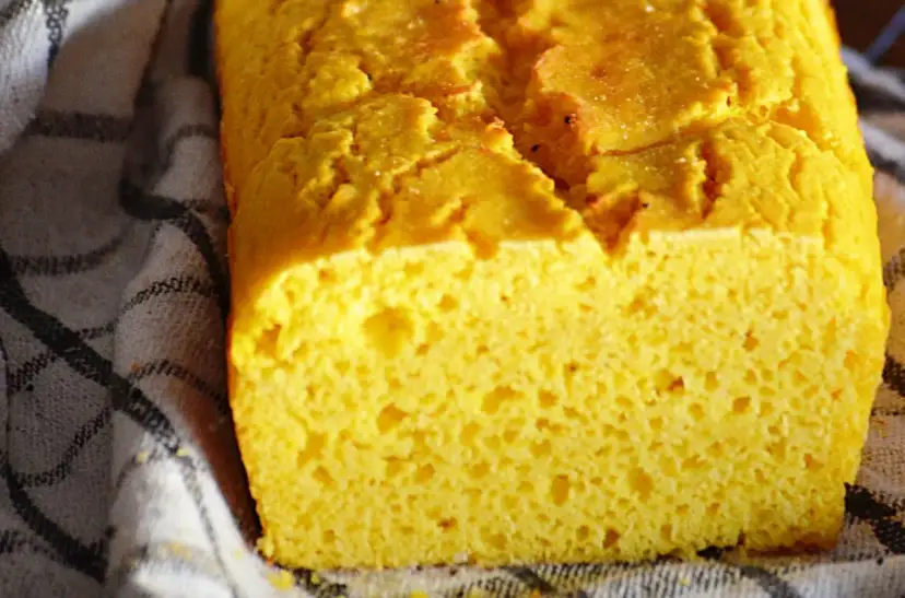 Puszysty chleb kukurydziany bez glutenu: Koniec z zakalcem!