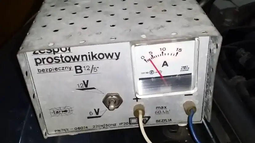 Kiedy akumulator jest naładowany? Rozpoznaj sygnały prostownika!