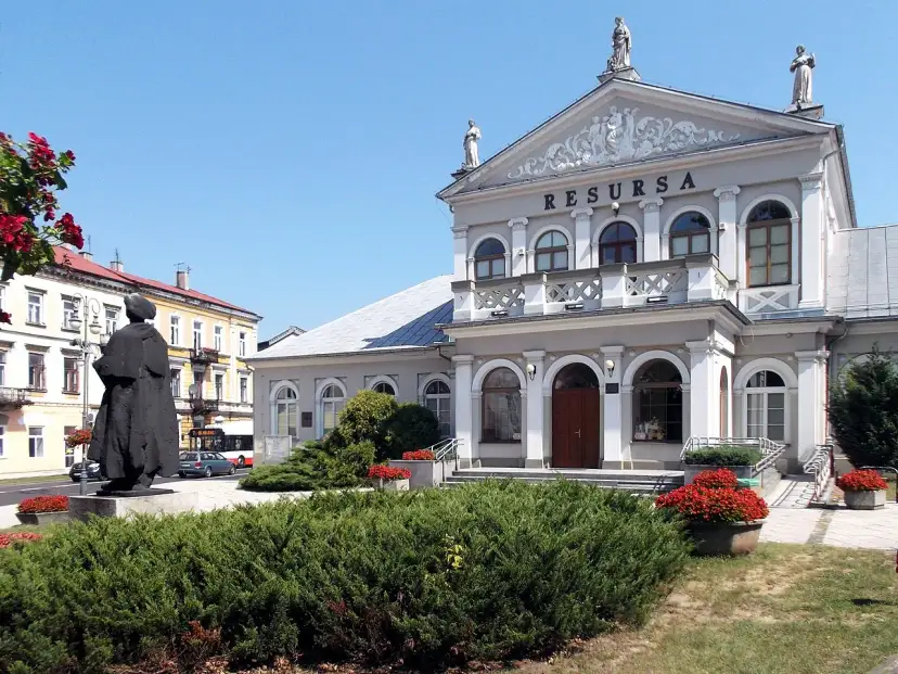 Pomnik i budynek Resursy w Radomiu.