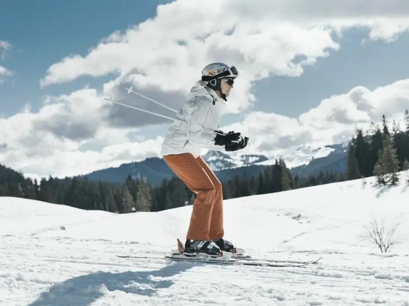 Jak dobrać kije narciarskie do wzrostu? 2 metody i tabela!