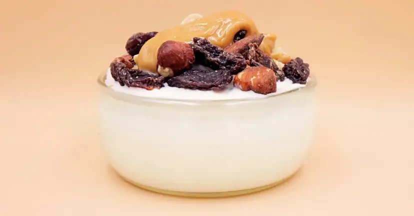 Jogurt proteinowy z bakaliami i karmelem. Idealny dla sportowców i osób dbających o sylwetkę.