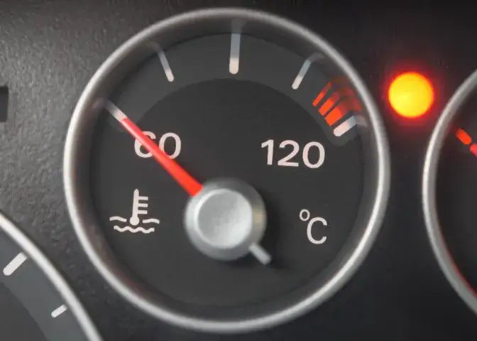Brak płynu w chłodnicy - co oznacza kontrolka i jak reagować