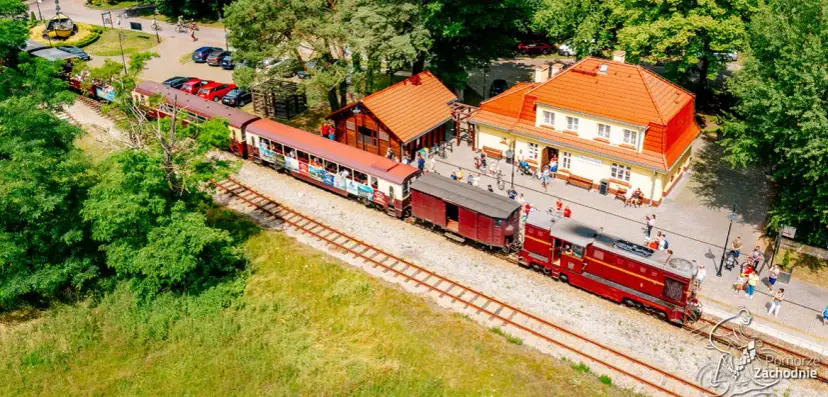 Niechorze pociągiem? Odkryj łatwy dojazd i wąskotorówkę!