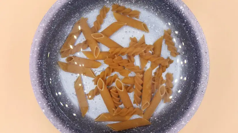 Kiedy wrzucić makaron? Gotuj idealnie al dente bez błędów!