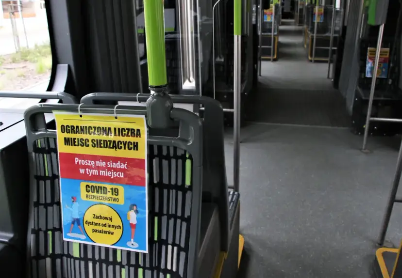Ograniczona liczba miejsc siedzących w autobusie. Proszę nie siadać w tym miejscu. Zachowaj dystans od innych pasażerów.
