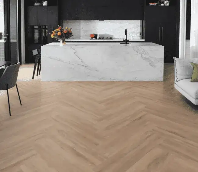 Jakie panele na podłogę? Wybierz idealne: laminat, winyl, drewno.