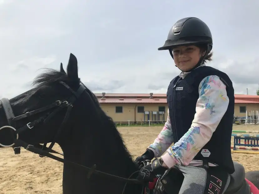 Jak wybrać marynarkę jeździecką dla dziecka na zawody? Poradnik
