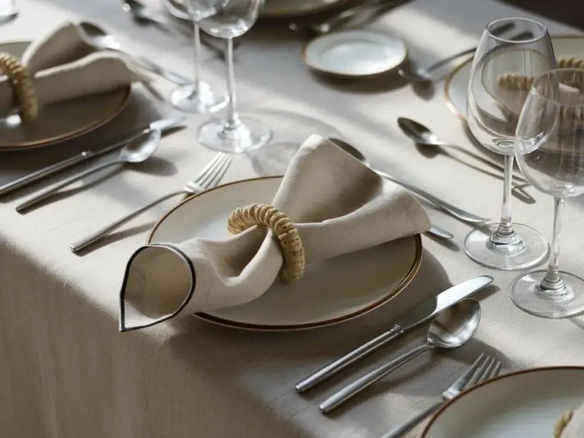 Jak złożyć serwetki na stół, aby zachwycić gości i dodać uroku