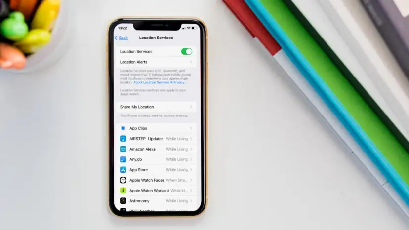 Ustawienia iPhone'a pokazują, jak wysłać lokalizację. Widoczne są opcje "Udostępnij moją lokalizację" i lista aplikacji.
