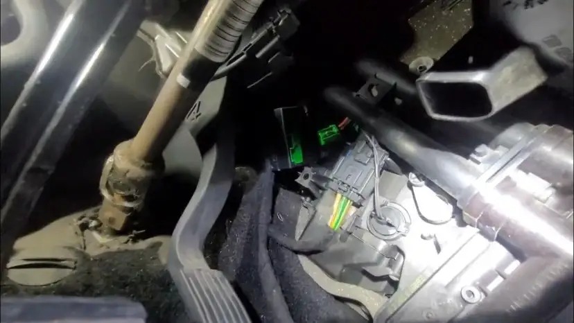 Gdzie jest przekaźnik wentylatora chłodnicy w Peugeot 207? Oto odpowiedź!