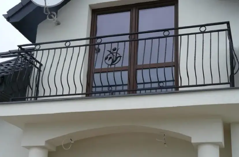 Jak wybrać idealny kolor balustrady balkonowej do swojego domu?