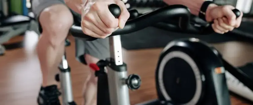 Rower stacjonarny jaki wybrać – uniknij najczęstszych błędów przy zakupie