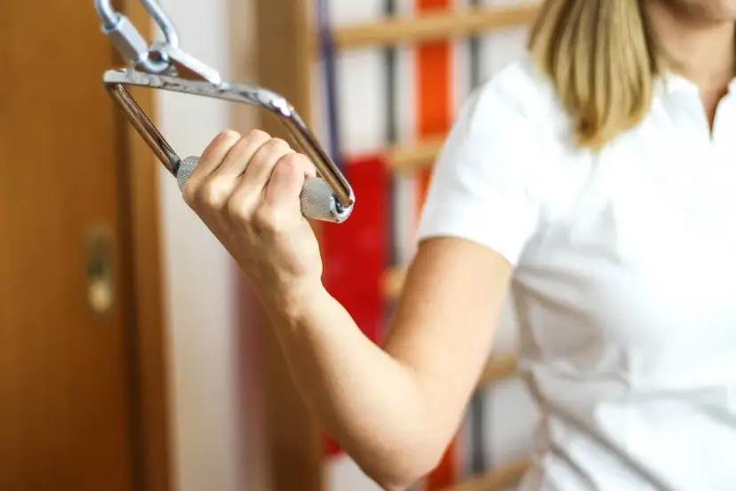 Dłoń ćwiczy na siłowni. Czy komornik może zająć zasiłek rehabilitacyjny? Pytanie o bezpieczeństwo środków.