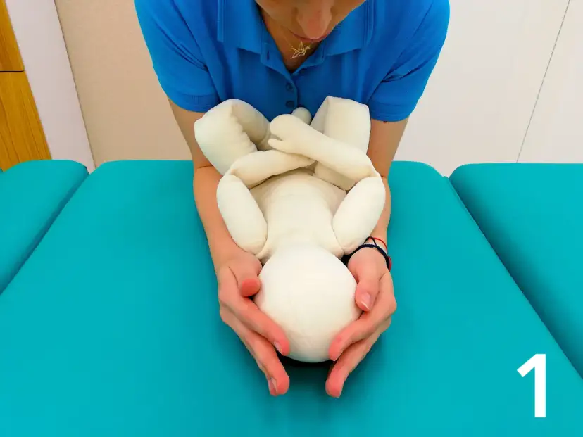 Prawidłowe podnoszenie niemowlęcia: porady fizjoterapeuty dla rodziców