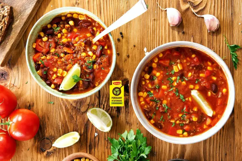 Zupa meksykańska Ani Gotuje: aromatyczne chili con carne z fasolą, kukurydzą i pomidorami, podana z limonką.