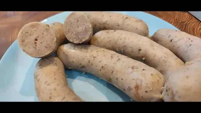 Jak idealnie zrobić białą kiełbasę? Parzenie, pieczenie, triki