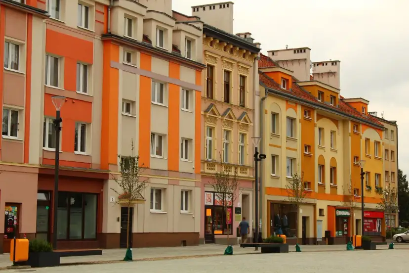Kolorowe kamienice i sklepy na rynku w Oławie. Zobacz, co zobaczyć w Oławie, spacerując po urokliwym rynku.