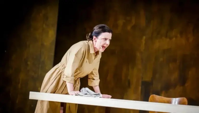 Rola reżysera teatralnego: kluczowe obowiązki i wpływ na spektakl