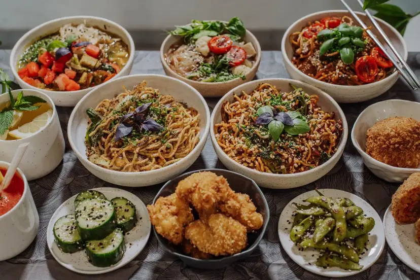 Bogactwo tajskich przekąsek: makarony, chrupiące kąski, edamame i orzeźwiający napój.