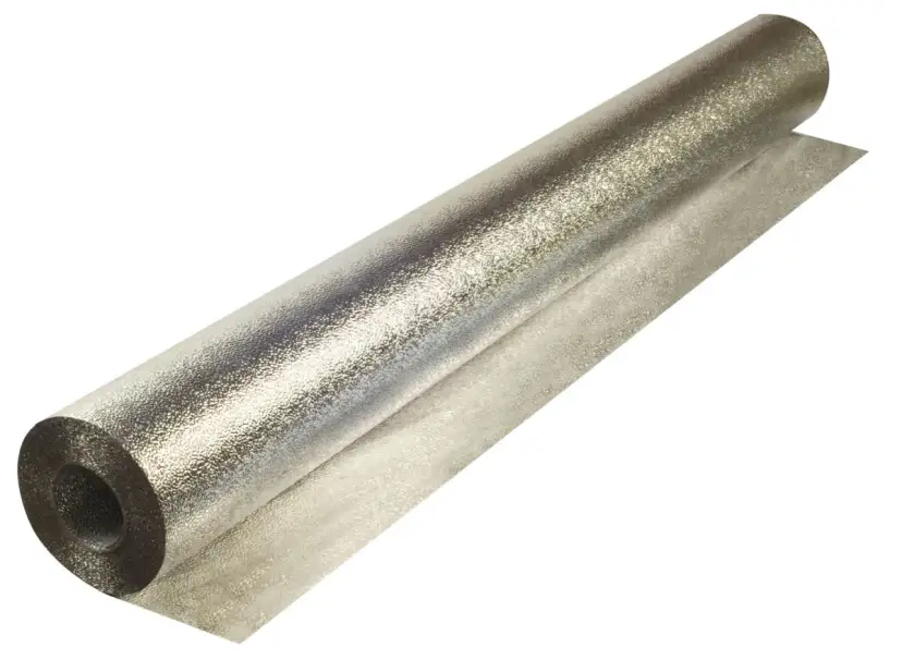 Gruba folia aluminiowa budowlana, błyszcząca, zwinięta w rolkę, gotowa do izolacji.