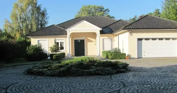 Jaka elewacja do grafitowego dachu i białych okien, aby uniknąć błędów?