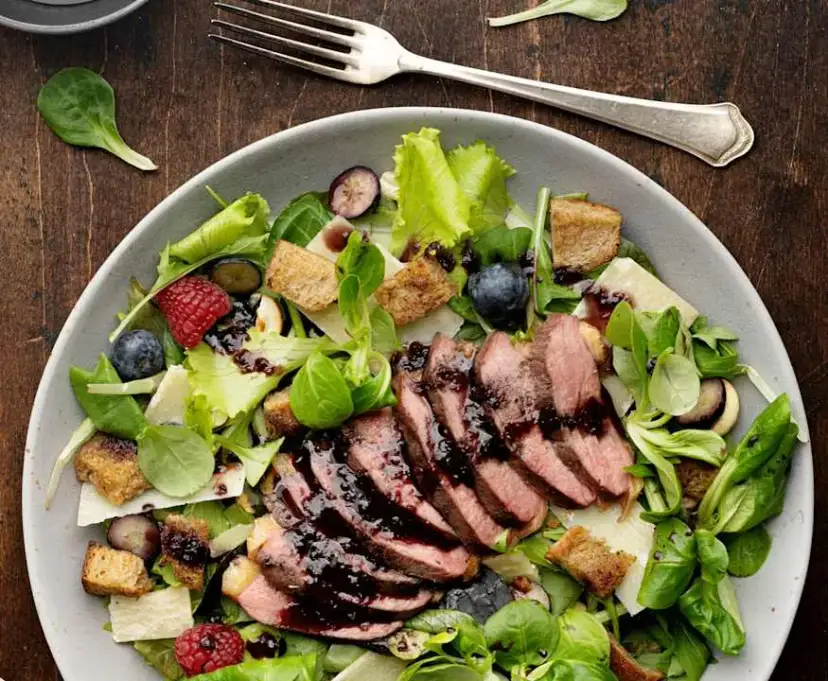 Idealne sałatki do kaczki, które podkreślą smak i świeżość dania