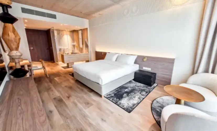 Czy osoba niepełnoletnia może wynająć pokój w hotelu? Ważne zasady!