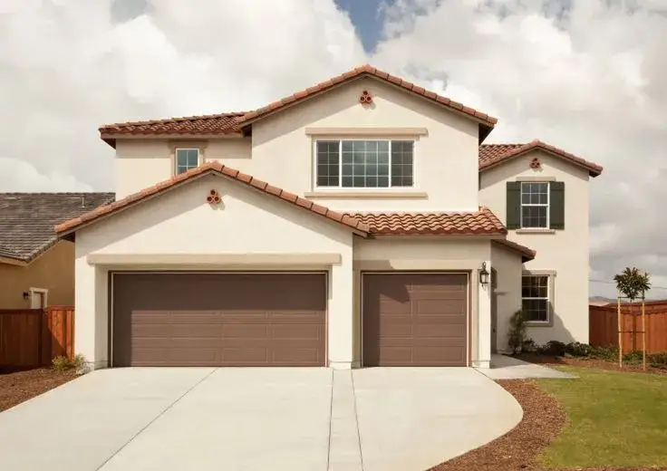 Jaki kolor elewacji domu wysokiego, aby uniknąć przytłoczenia?