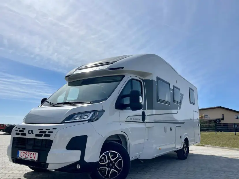 Nowy kamper Adria Matrix 670 SL gotowy na przygodę pod błękitnym niebem.