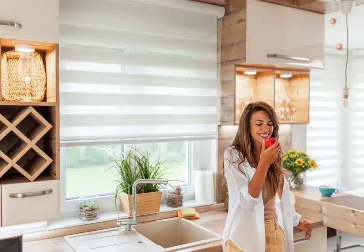 Co na karnisz zamiast firanki? Nowoczesne i stylowe alternatywy