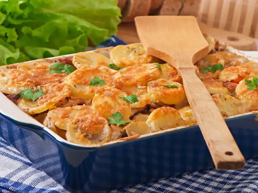 Zapiekanka ziemniaczana z kiełbasą: Prosty przepis, sukces gwarantowany!
