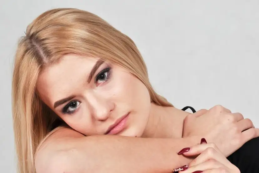 Korektor: Jak używać do maskowania i modelowania twarzy? Poradnik