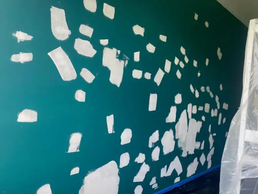 Ile kosztuje pomalowanie mieszkania 50 m2? Sprawdź ukryte koszty