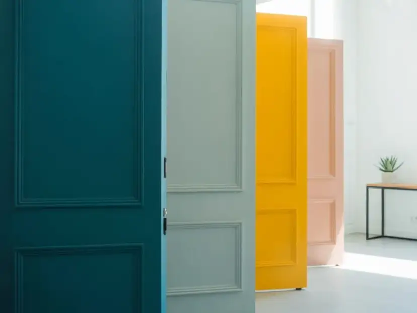 Drzwi malowane czy okleina? Sprawdź, które wybrać!